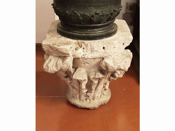 Capitello in pietra serena  - Asta Arredi e Dipinti dal Castello di Gamberaia a Firenze - Maison Bibelot - Casa d'Aste Firenze - Milano