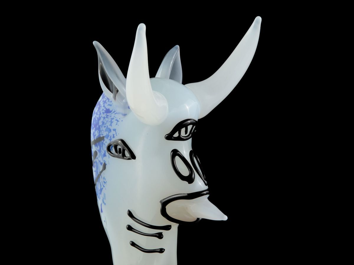 Scultura in Vetro Lattimo Screziato di Blu Raffigurante un Diavolo