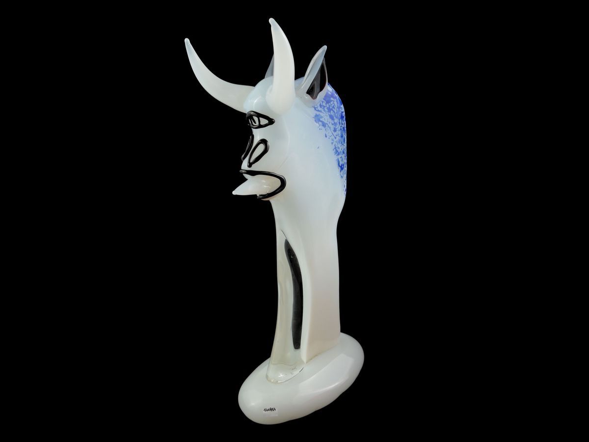 Scultura in Vetro Lattimo Screziato di Blu Raffigurante un Diavolo