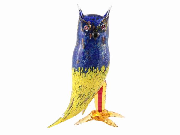 Sculpture depicting an owl in two-tone blown glass