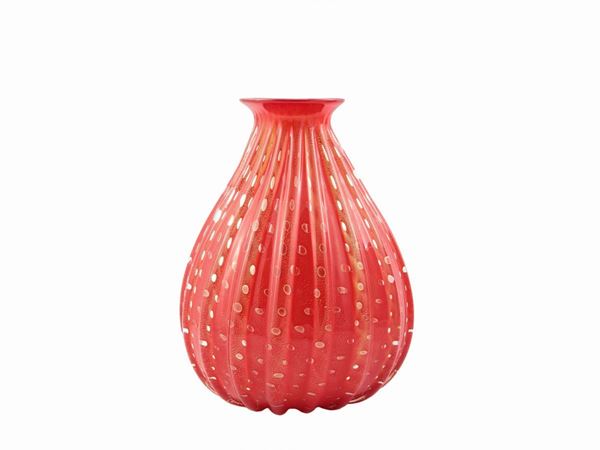 Vaso costolato in vetro incamiciato arancio vivo  (Murano, seconda metà del XX secolo)  - Asta Arredi e Dipinti dal Castello di Gamberaia a Firenze - Maison Bibelot - Casa d'Aste Firenze - Milano