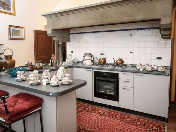 Arredo per cucina in laminato nei toni del grigio