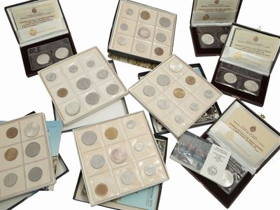 Quattro Dittici di Monete in Argento e Cinque Serie in Lega di Metalli Vari