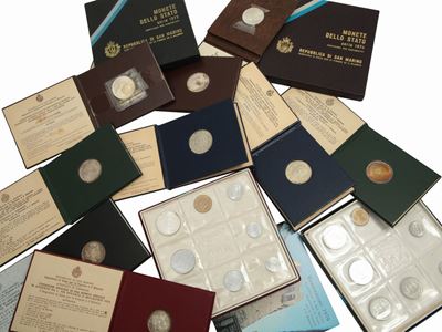 Sette Monete da 1000 Lire, Due Monete da 500 Lire e Quattro Serie in Lega di Metalli Vari