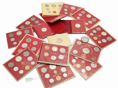 Quattro Monete, una Medaglia in Argento e Dodici Serie di Monete in Argento e Leghe Metalliche Va...