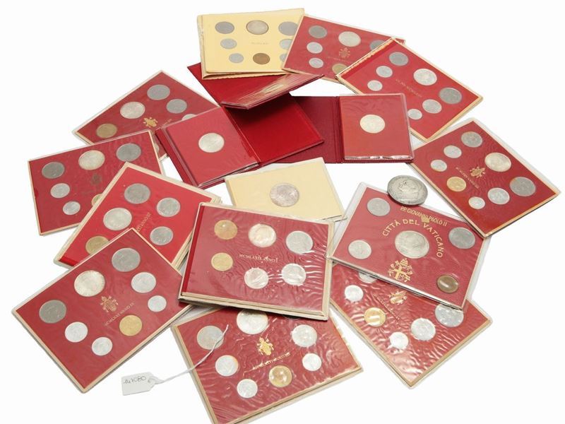 Quattro Monete, una Medaglia in Argento e Dodici Serie di Monete in Argento e Leghe Metalliche Va...