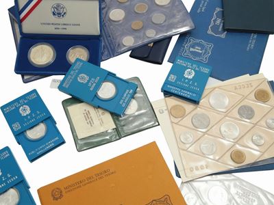 Nove Monete e un Dittico in Argento, Quattro Serie di Monete in Argento e Leghe Metalliche Varie