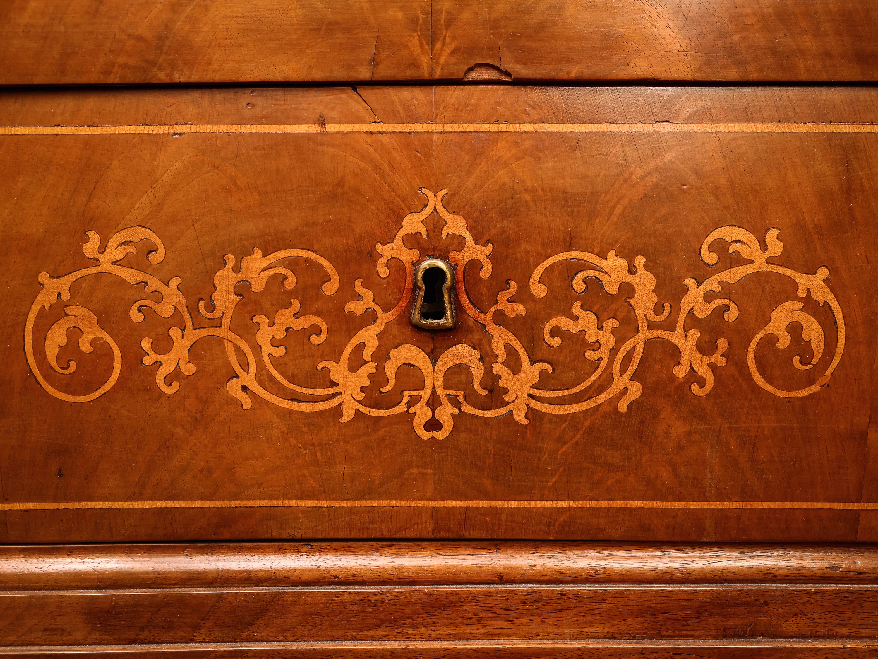 Cassettone impiallacciato in noce