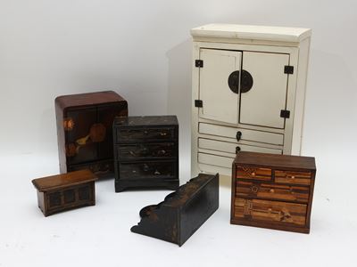 Lotto di Arredi in Miniatura in Legno