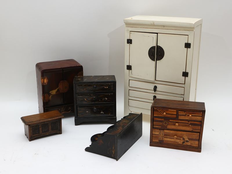 Lotto di Arredi in Miniatura in Legno