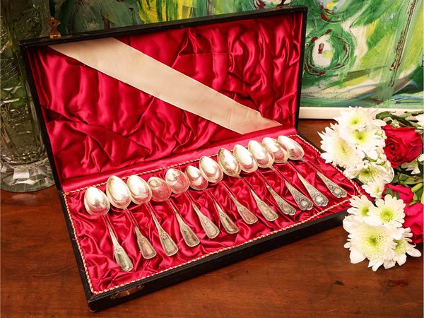 Serie di dodici cucchiaini da dessert in argento