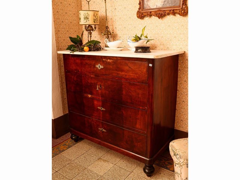 Cassettone impiallacciato in piuma di noce