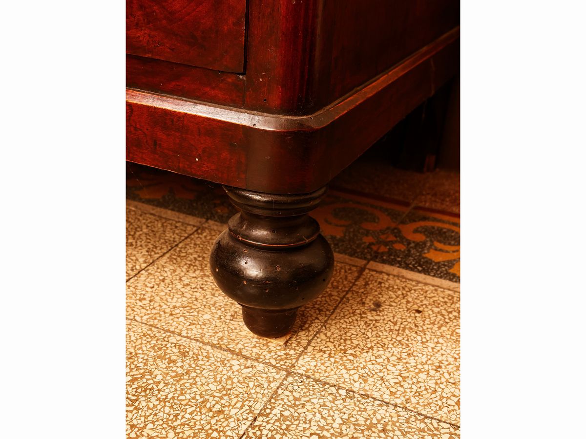 Cassettone impiallacciato in piuma di noce