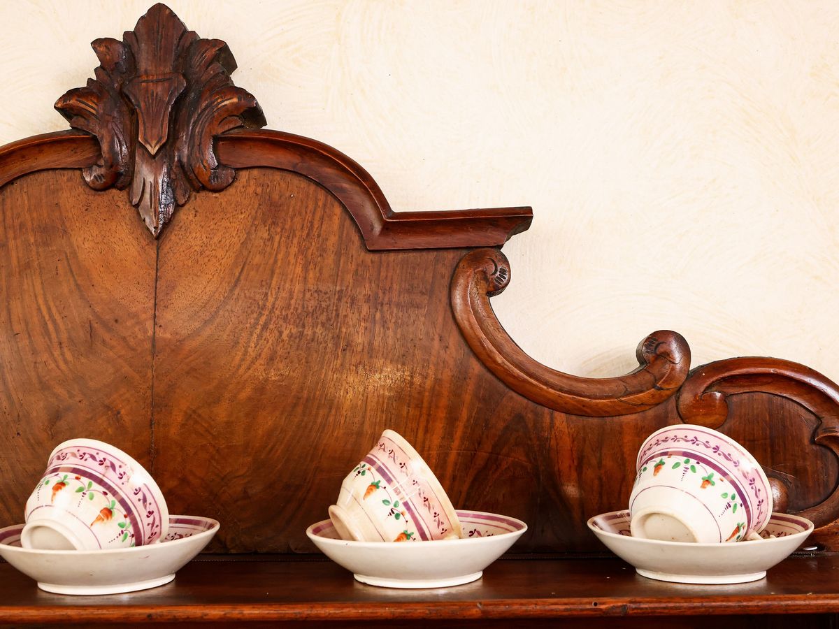 Credenza impiallacciata in noce e piuma di noce