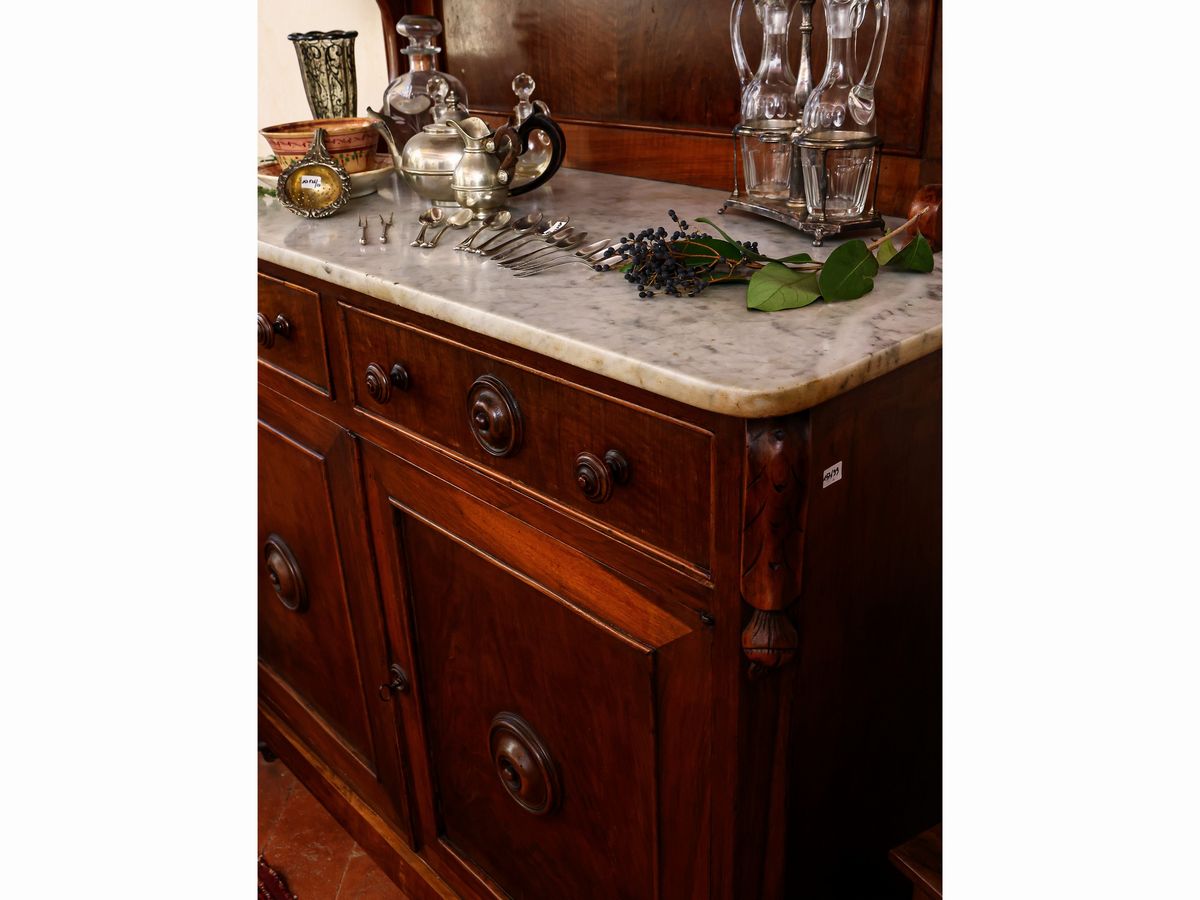 Credenza impiallacciata in noce e piuma di noce