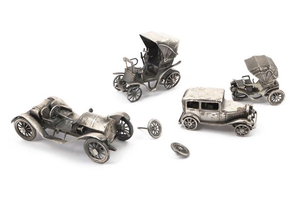 Quattro modellini di auto d'epoca in argento