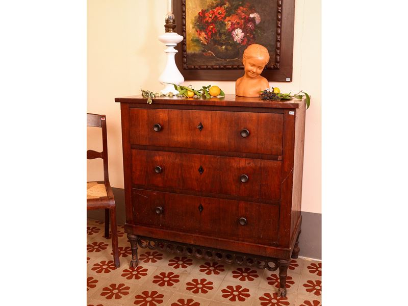 Cassettone impiallacciato in piuma di noce