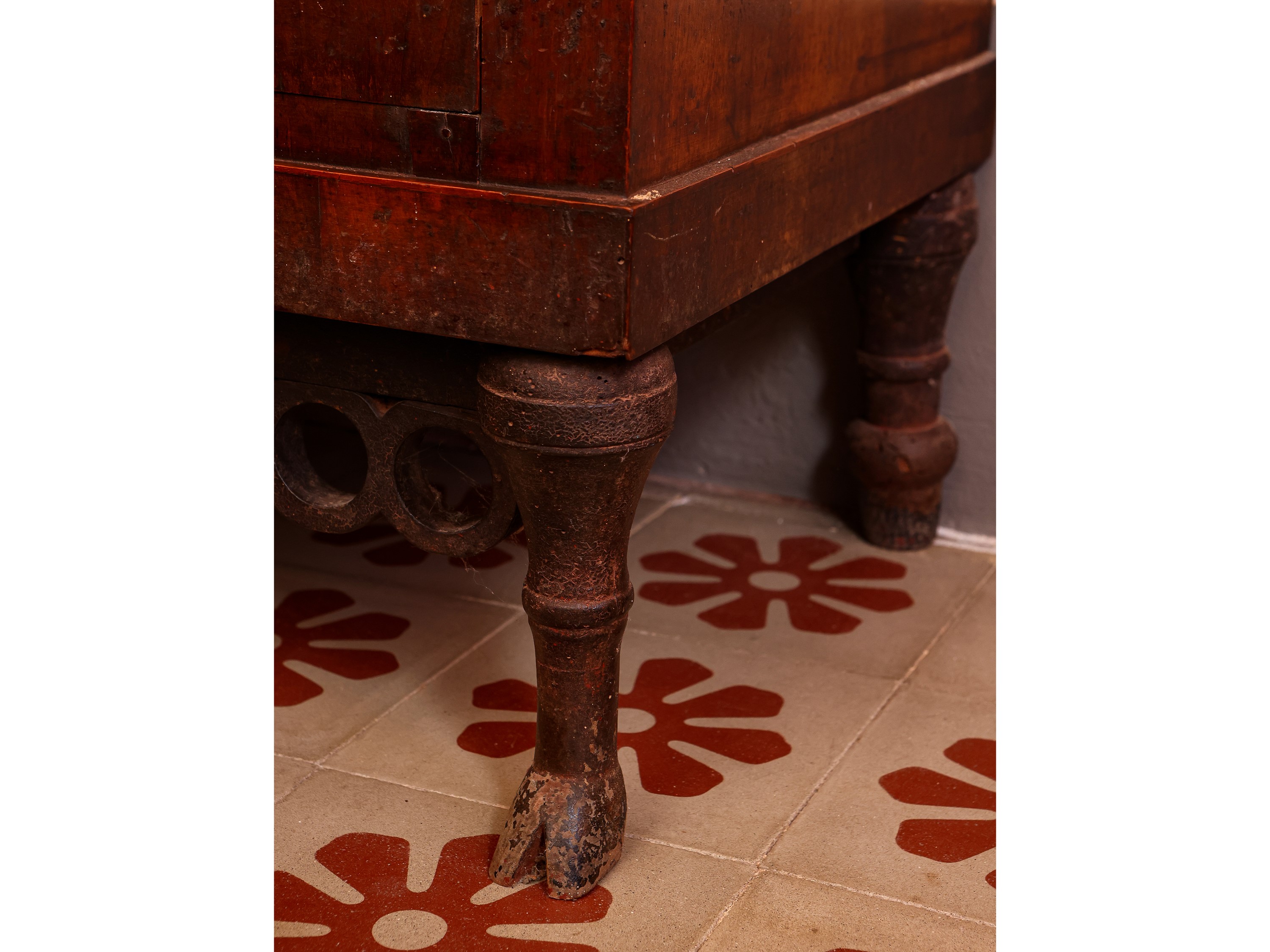 Cassettone impiallacciato in piuma di noce