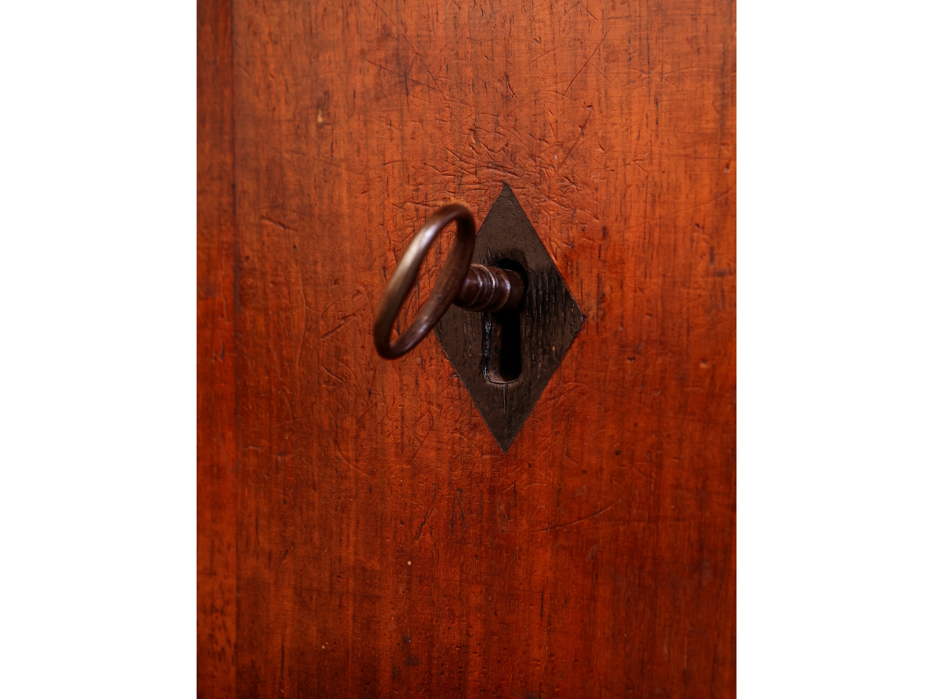 Cassettone impiallacciato in piuma di noce