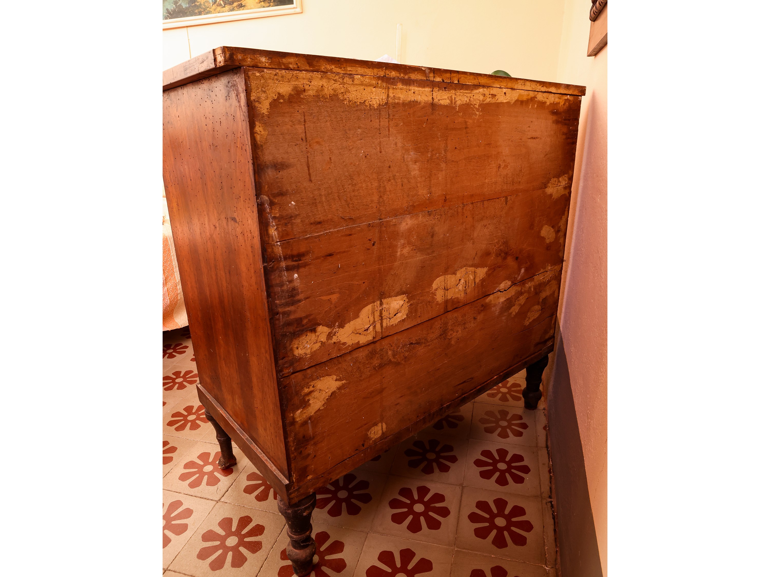 Cassettone impiallacciato in piuma di noce