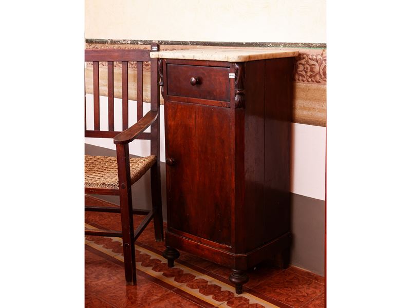 Due comodini impiallacciati in noce