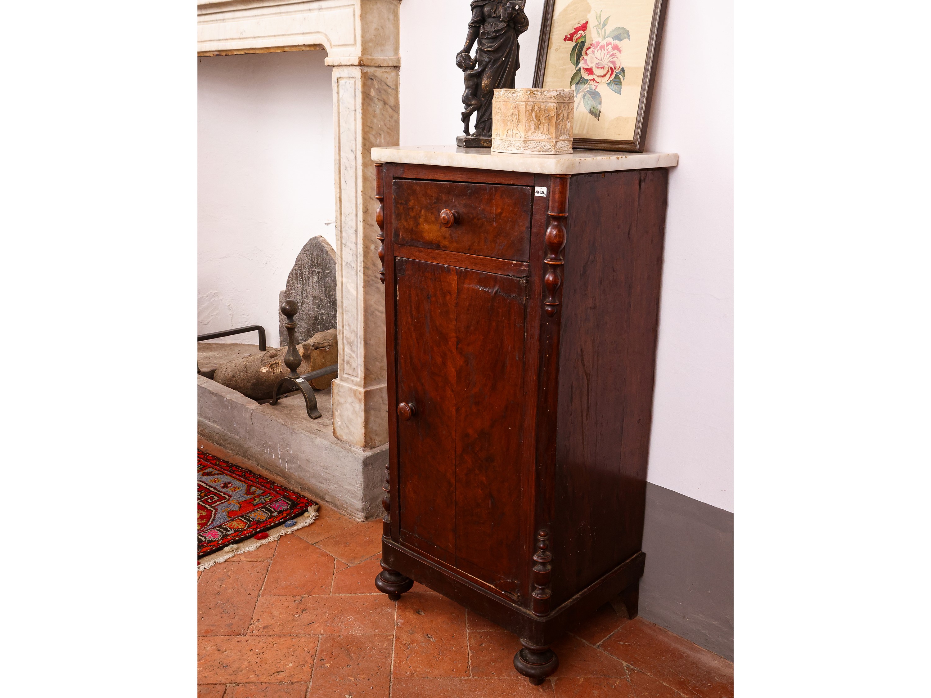 Due comodini impiallacciati in noce