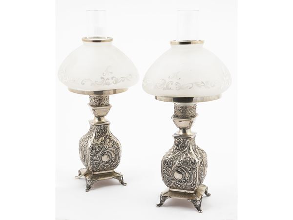 Coppia di piccole lampade da tavolo in argento