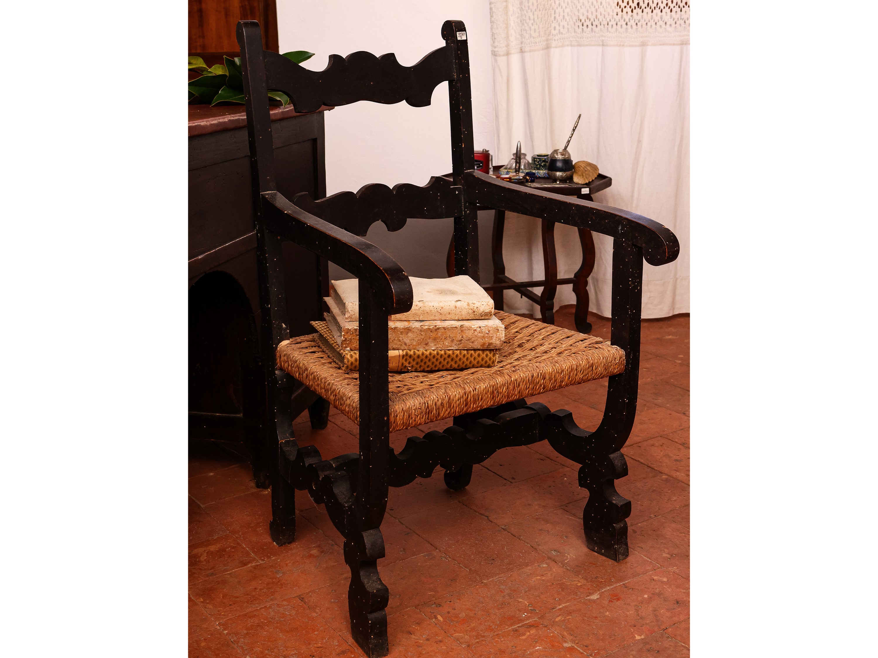 Set con Poltroncina e Coppia di Sedie En Pendant in Faggio Patinato