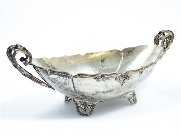 Ship shaped centerpiece in silver