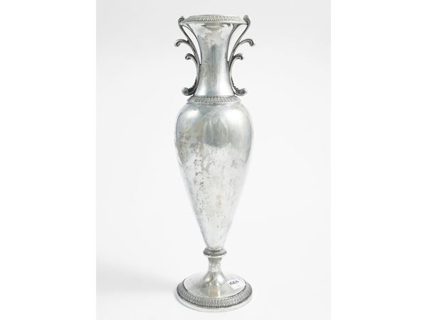 Piccolo vaso ad anfora in argento