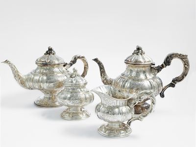 Servizio da Tè e Caffè in Argento Cesellato