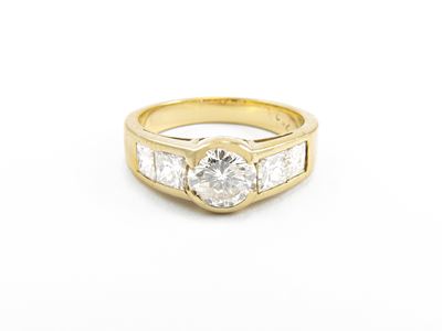 Anello in Oro Giallo con Diamanti