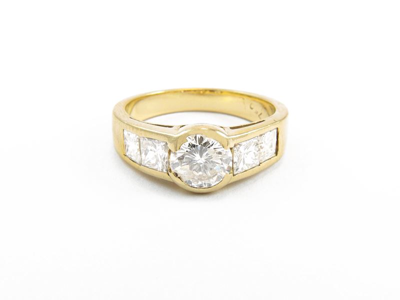 Anello in Oro Giallo con Diamanti