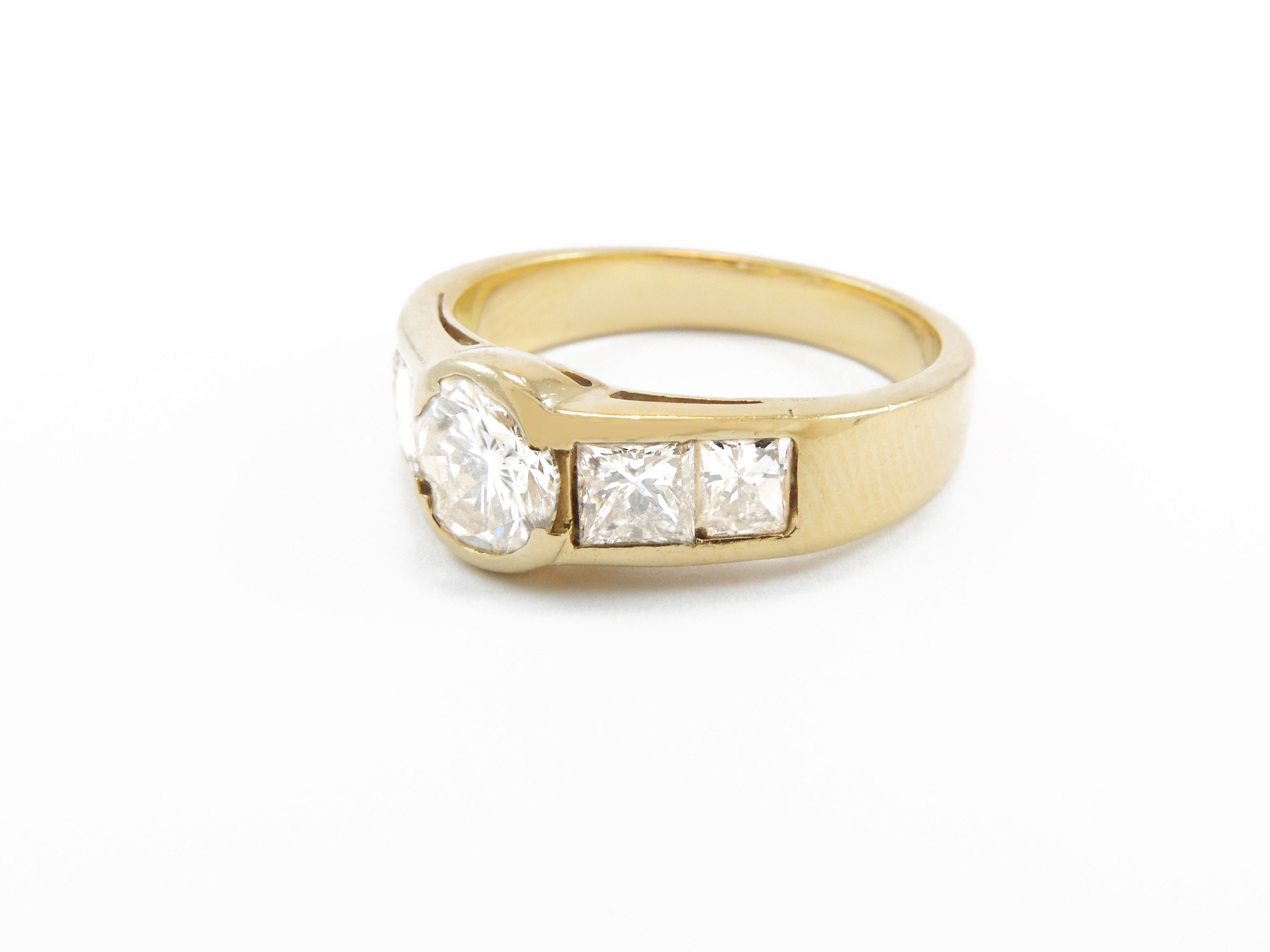 Anello in Oro Giallo con Diamanti