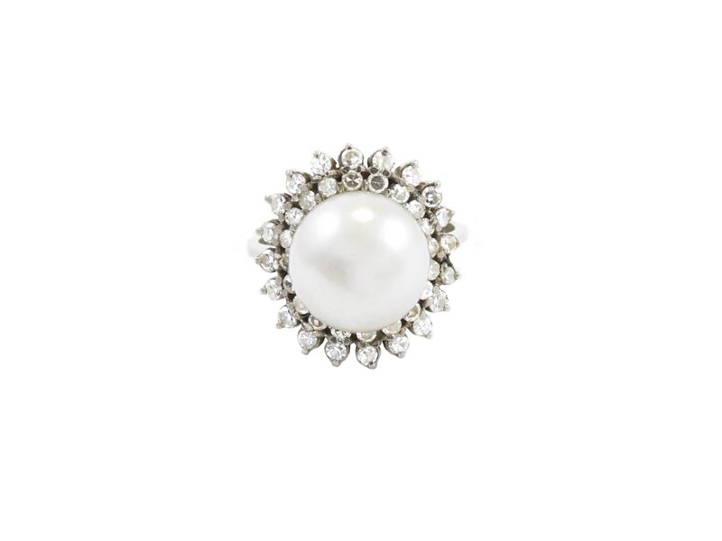 Anello in Oro Bianco con Diamanti e Perla Coltivata