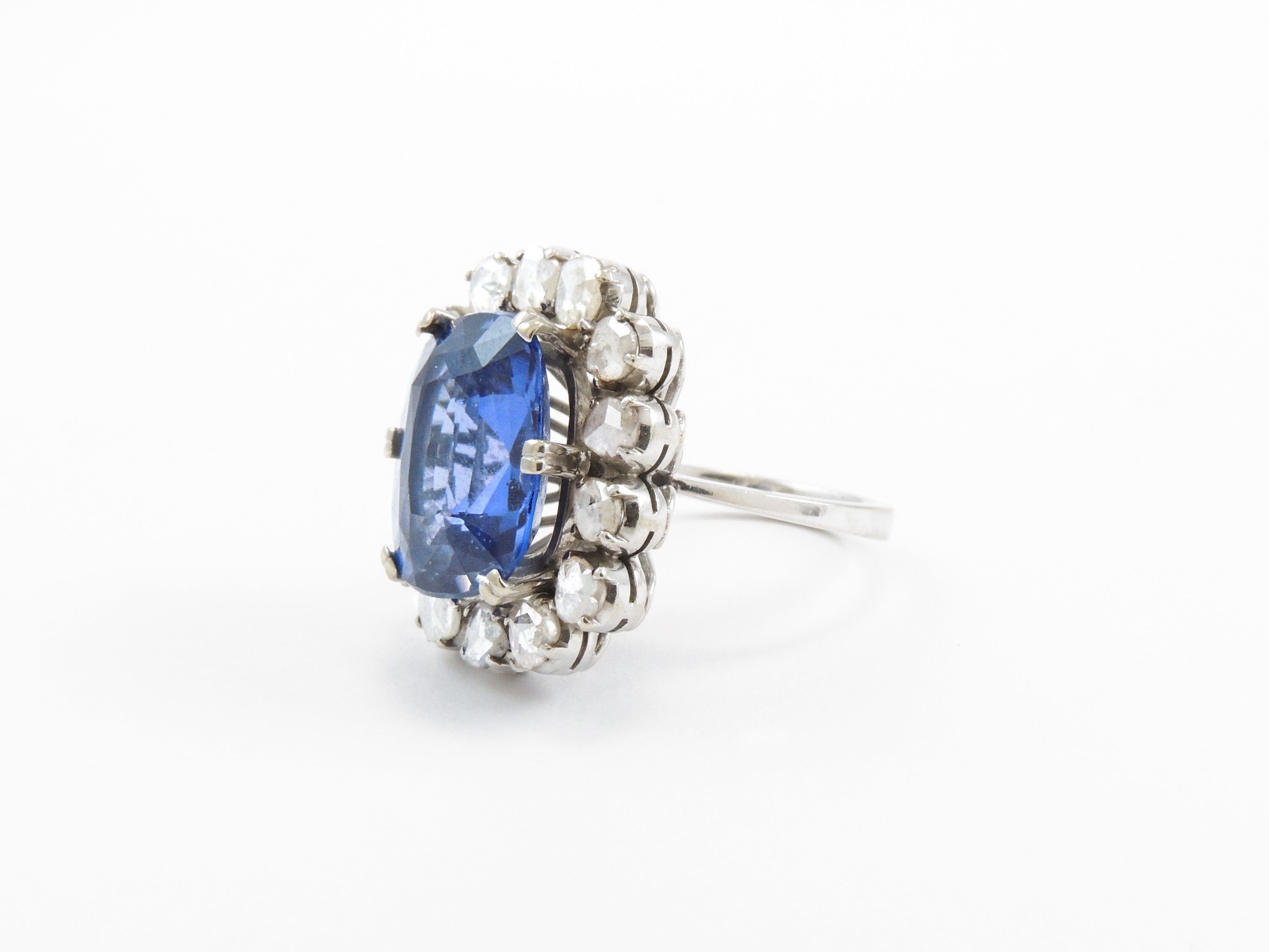 Anello in Oro Bianco con Diamanti e Zaffiro Sintetico