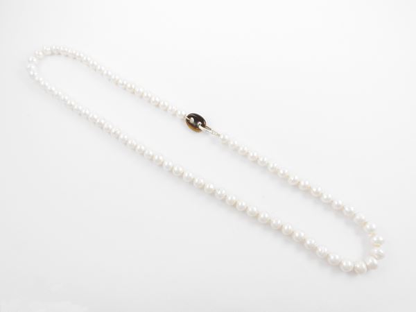 Collana di perle bianche barocche coltivate con fermezza in argento ed occhio di tigre