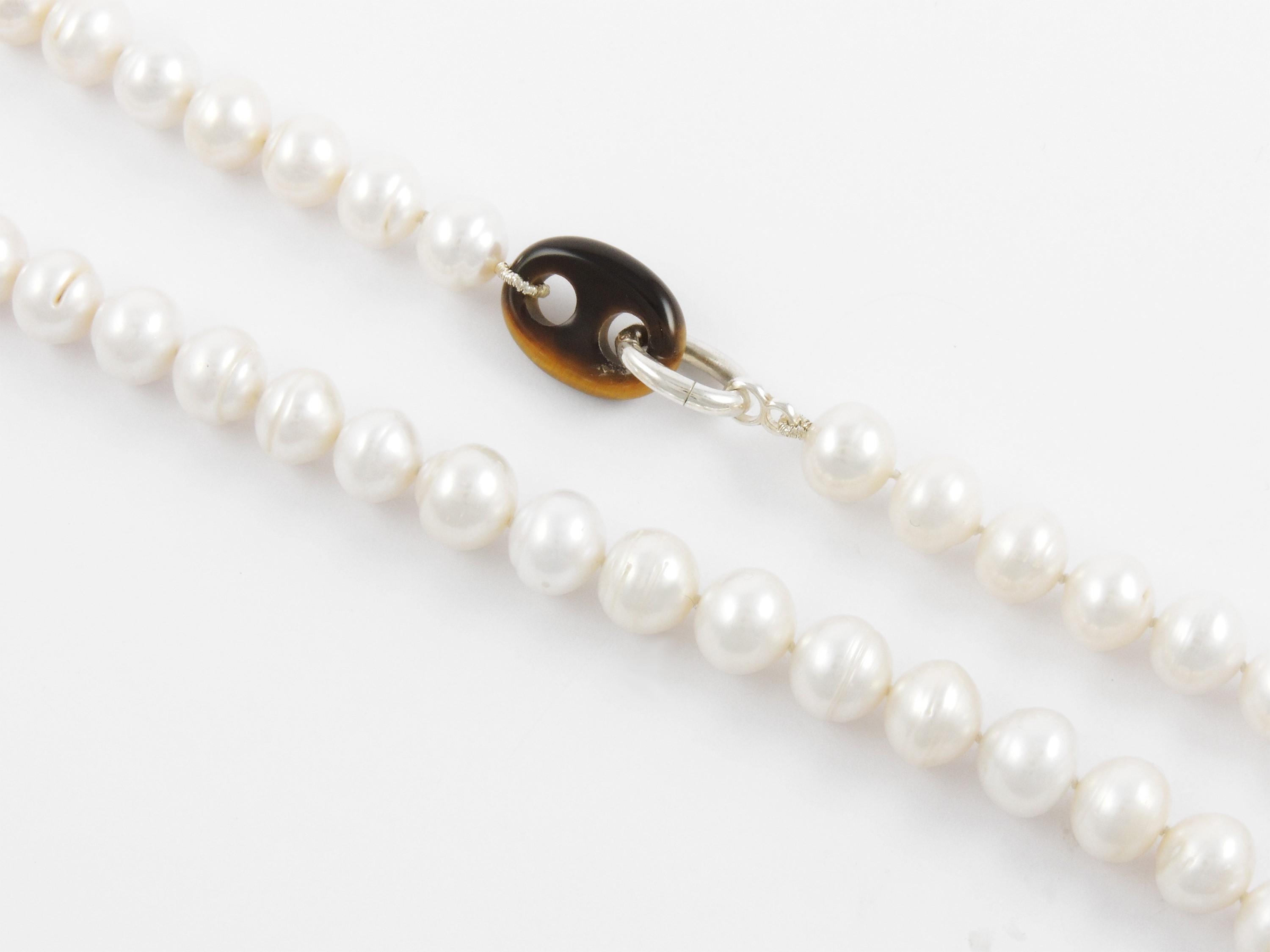 Collana di Perle Bianche Barocche Coltivate con Fermezza in Argento ed Occhio di Tigre