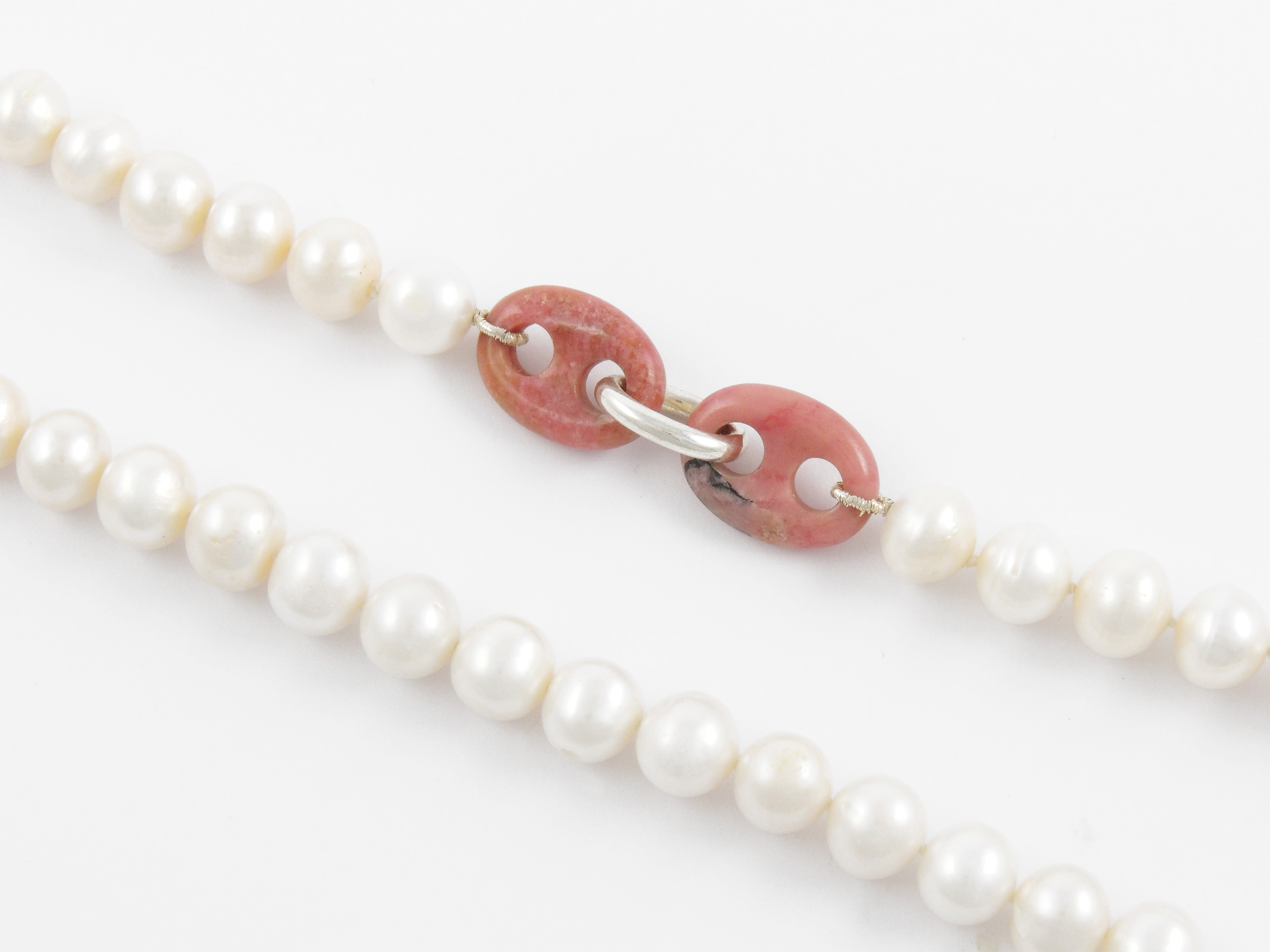 Collana di Perle Bianche Barocche Coltivate con Fermezza in Argento e Rodonite