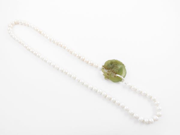 Collana di perle bianche barocche coltivate con fermezza in argento e giada