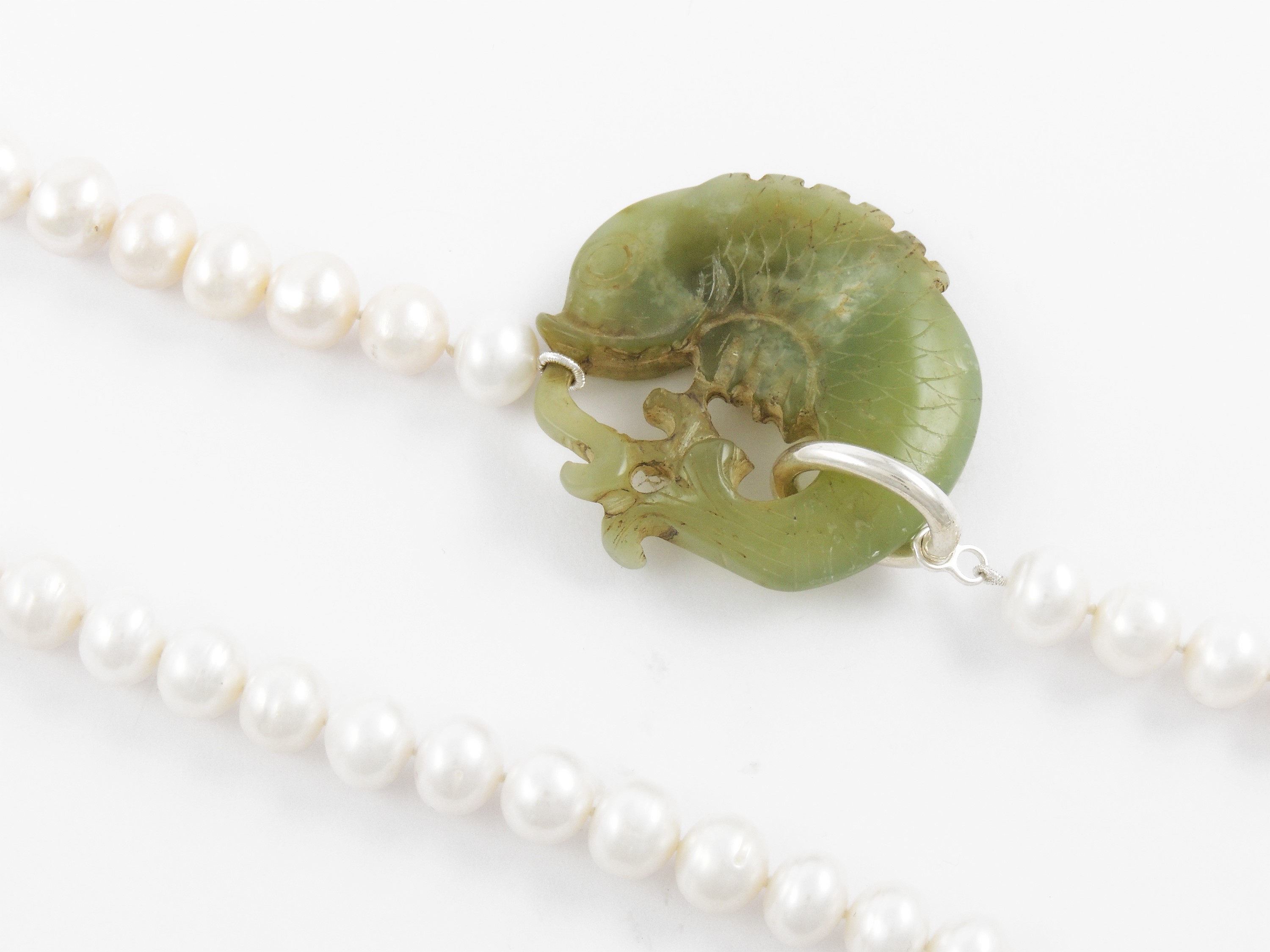 Collana di Perle Bianche Barocche Coltivate con Fermezza in Argento e Giada