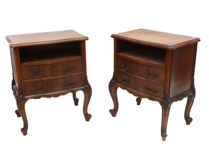 Coppia di comodini impiallacciati in noce