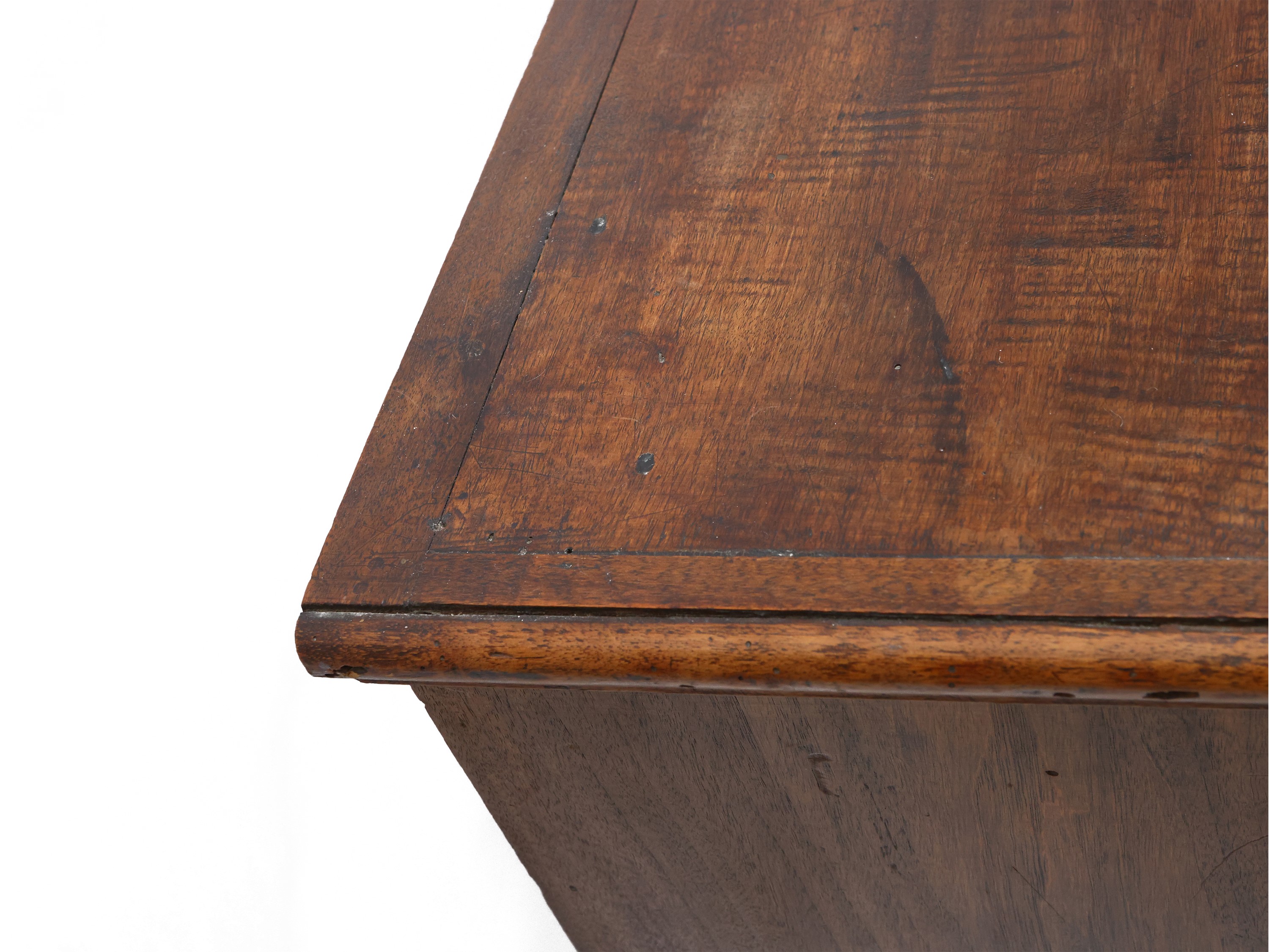 Piccolo stipo impiallacciato in radica di noce