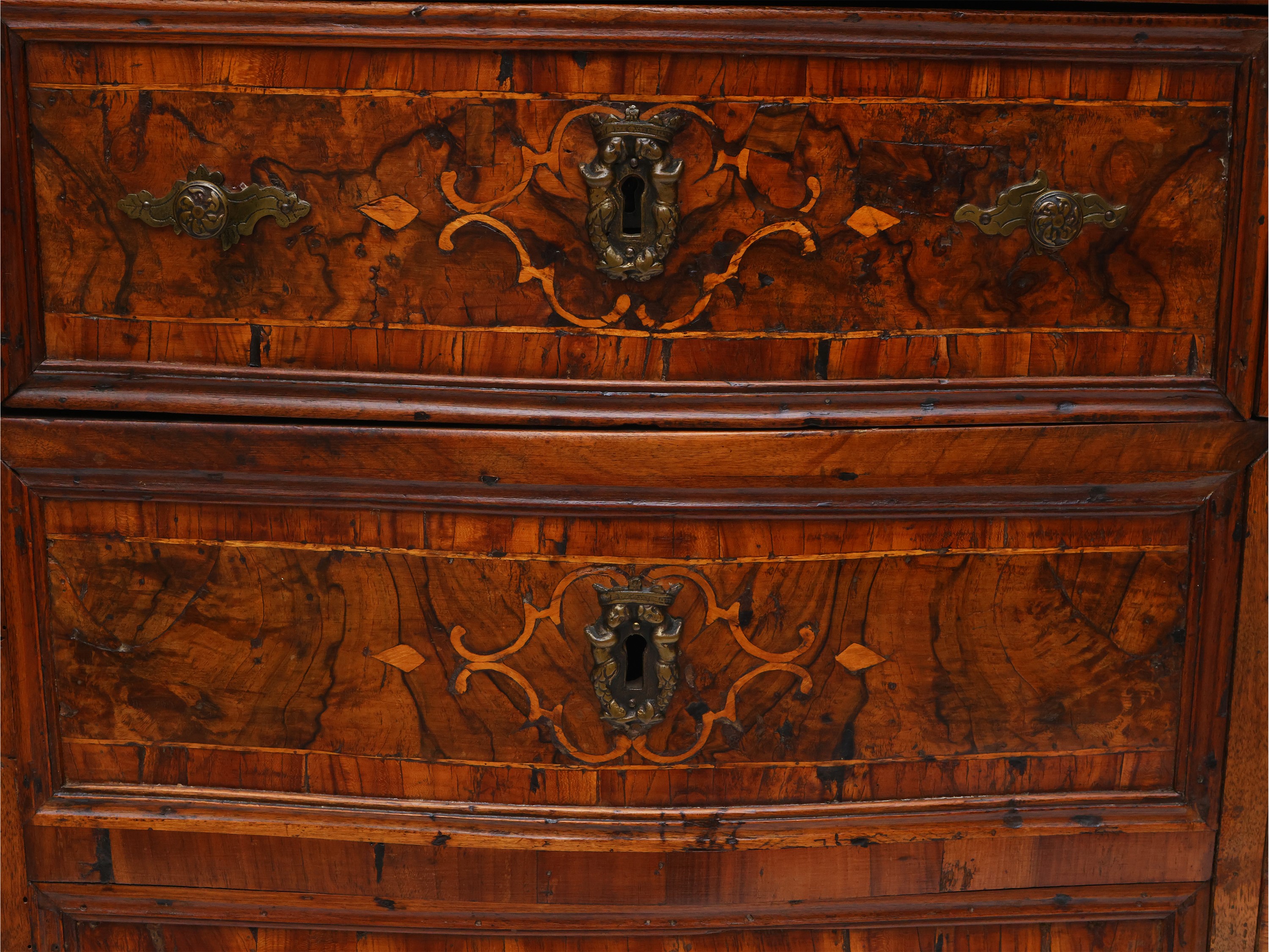 Piccolo stipo impiallacciato in radica di noce