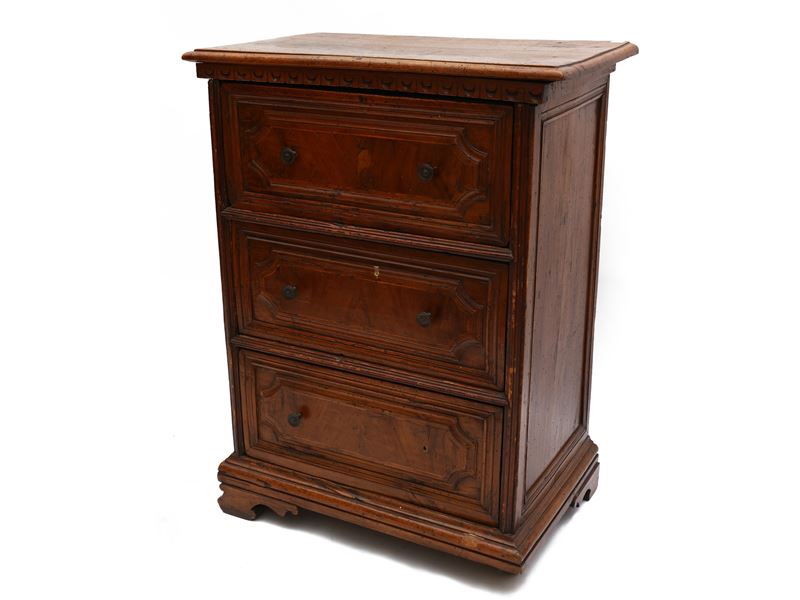 Piccolo cassettone in noce