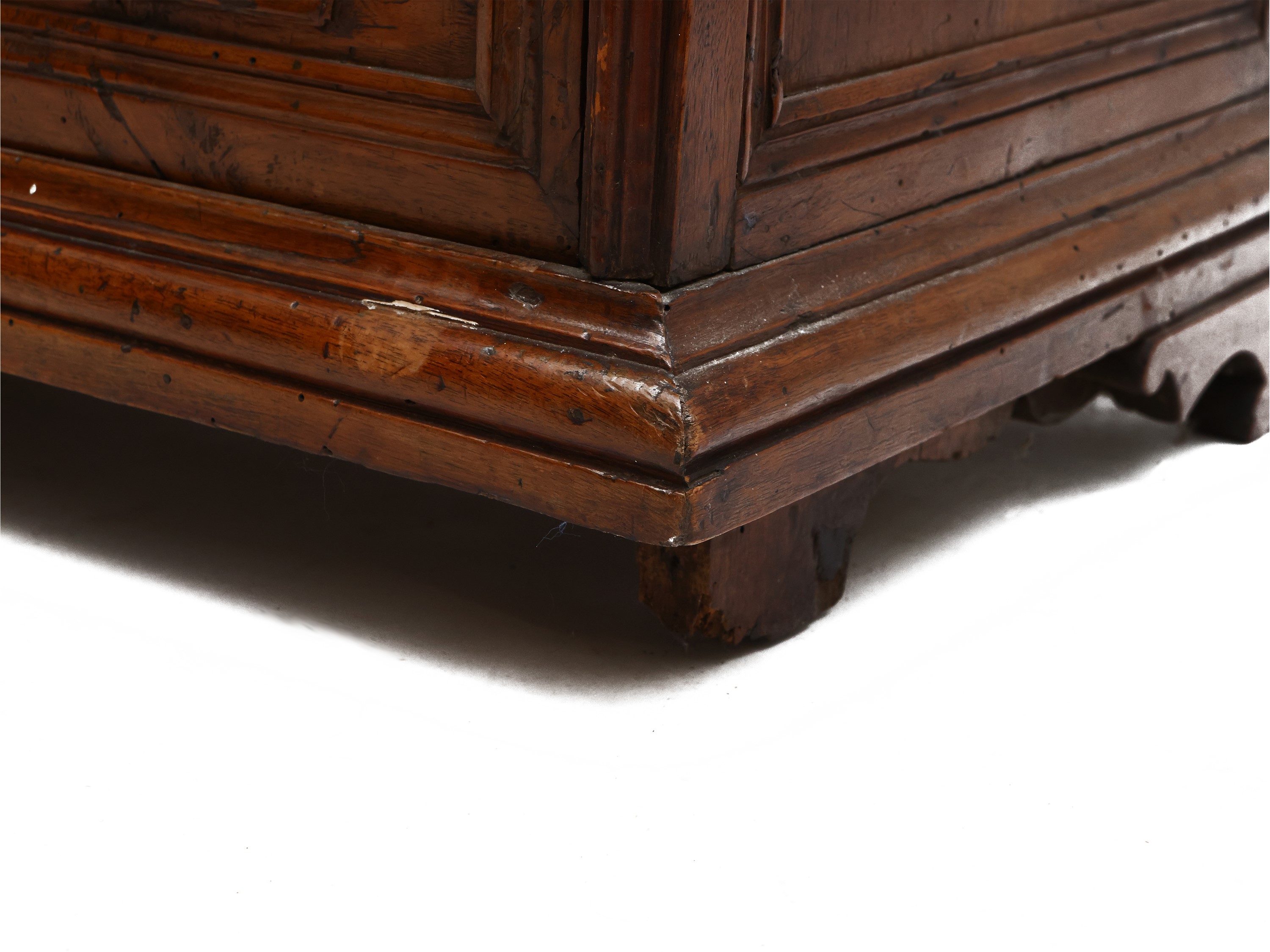 Piccolo cassettone in noce