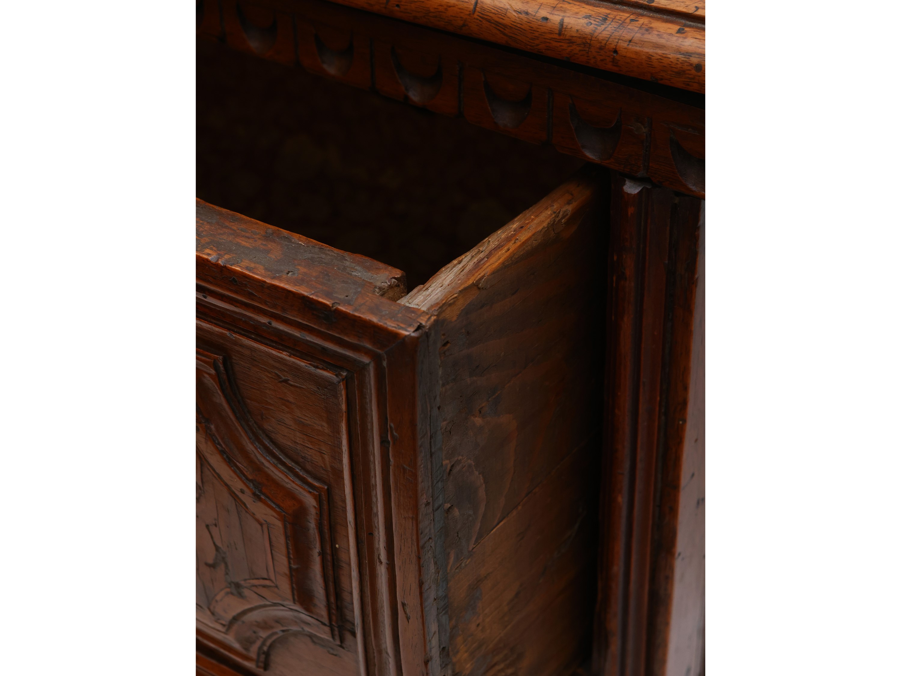 Piccolo cassettone in noce