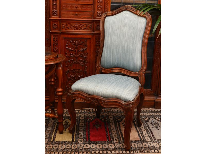 Coppia di sedie in noce