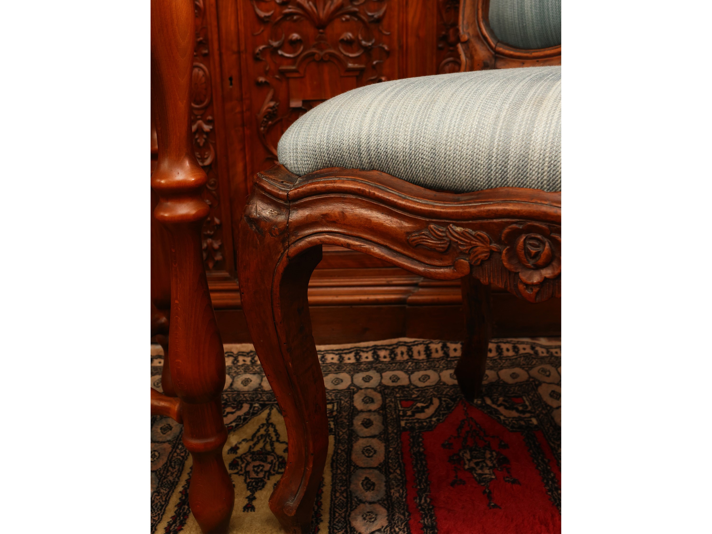 Coppia di sedie in noce