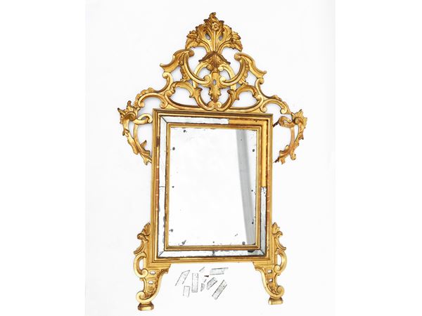 Grande specchiera con cornice in legno intagliato e dorato